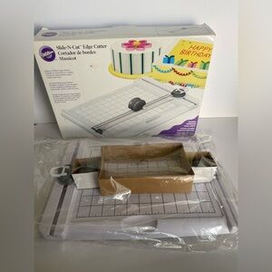Wilton Slide-N-Cut Edge Cutter with box cake fondant